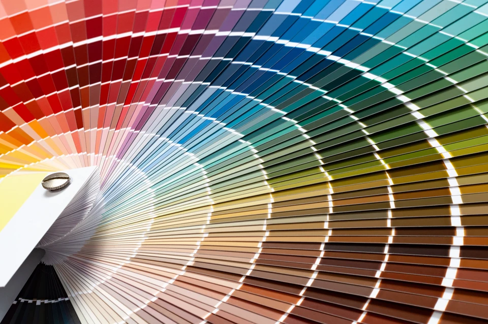 Gros plan sur un catalogue de peintures à palette de couleurs variées