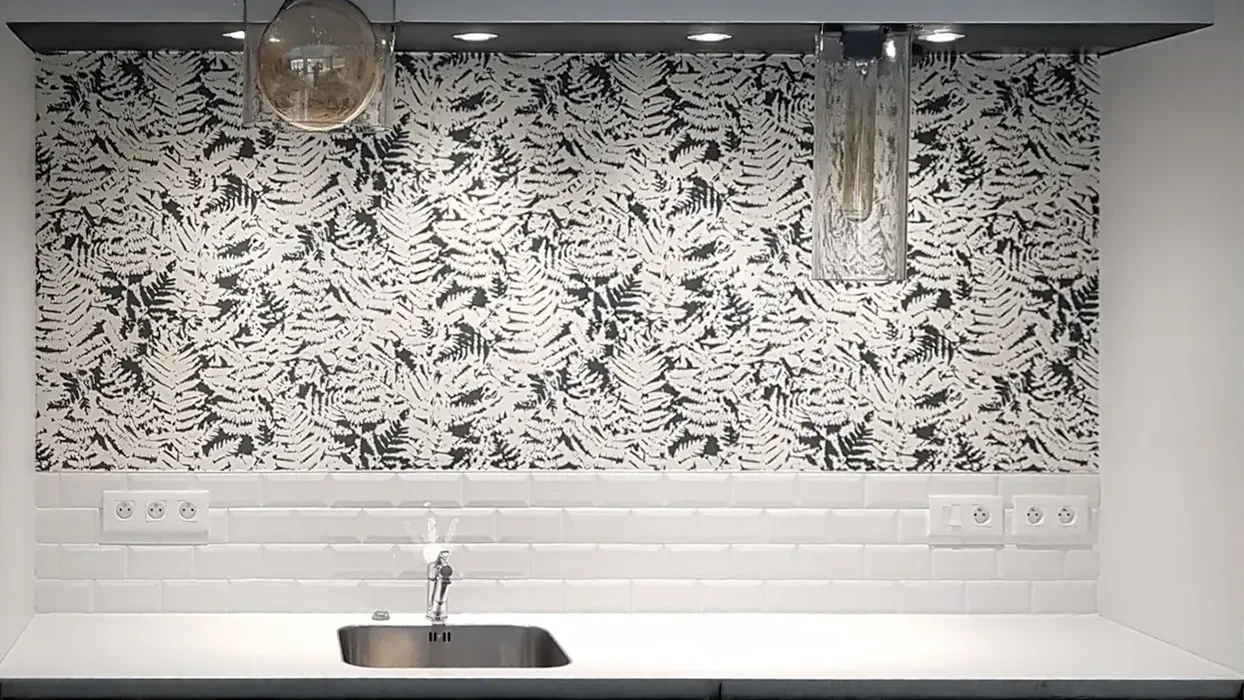 Intérieur, personne effectuant la découpe de papier peint à motifs géométriques rétro orange, brun et blanc