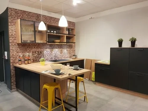 Salon moderne avec canapé d'angle blanc, table basse en bois foncé, pouf capitonné blanc