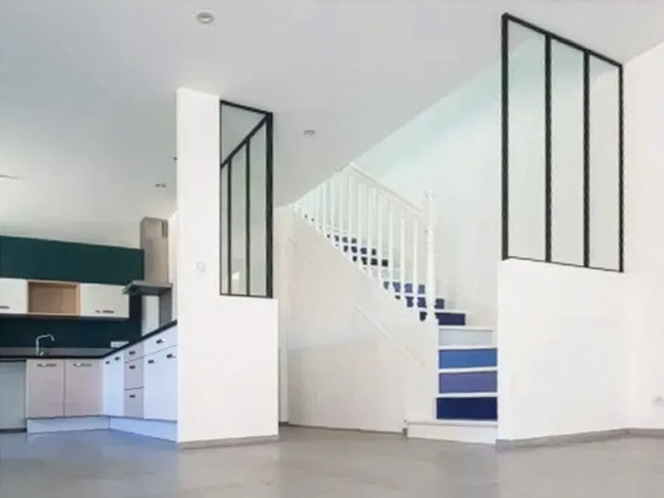 Espace de travail cr&eacute;atif d'un designer graphique avec bureau blanc moderne