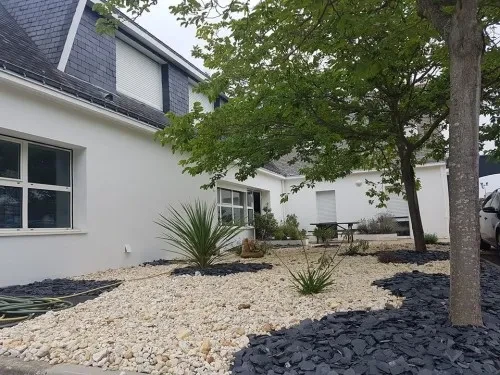 Intérieur lumineux avec fenêtres blanches