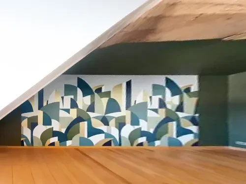 Intérieur moderne minimaliste avec papier peint motif bouleaux sur mur