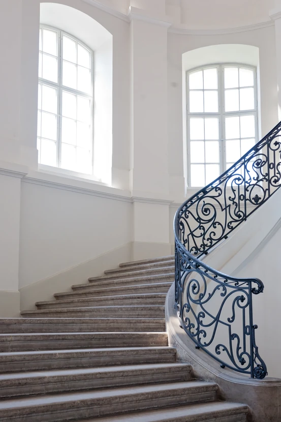 Chambres modernes &eacute;l&eacute;gantes et d&eacute;cor&eacute;es dans des tons vifs, avec fresque murale et coussins