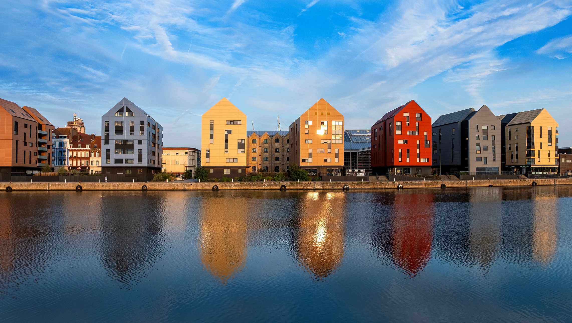 Peintre professionnel en tenue blanche appliquant de la peinture verte sur un mur int&eacute;rieur &agrave; l'aide d'un rouleau